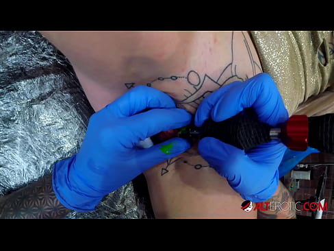 ❤️ Estremamente tatuato hottie Sully Savage ottenuto un tatuaggio sul suo clitoride ❤️❌ Pornoal it.fuckmymac.ru ❌